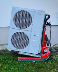 Transport d'un climatiseur avec un chariot d'escalier électrique