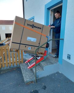 Transport d'un climatiseur avec un chariot d'escalier électrique