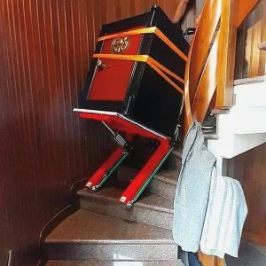 Descente d'escaliers en portant un coffre-fort