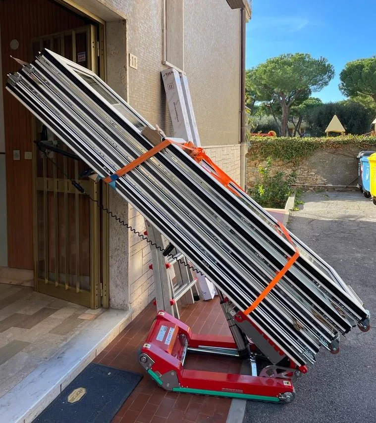 Transport de portes en verre dans une habitation avec le chariot d'escalier SKipper